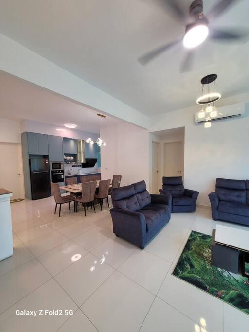 Lee Apartment *