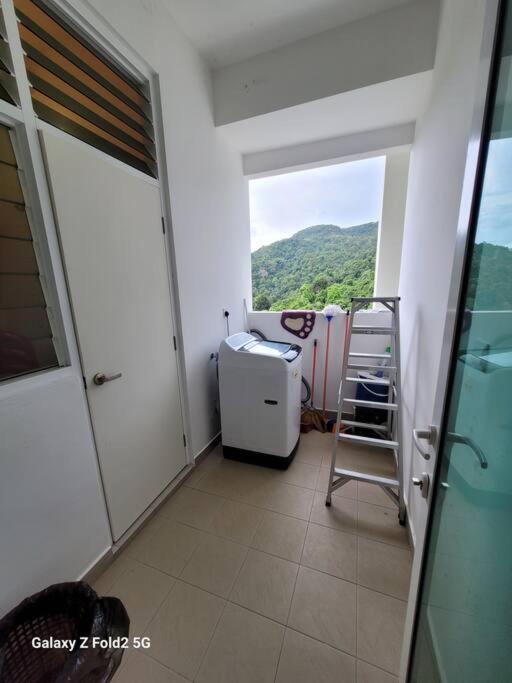 Lee Apartment *